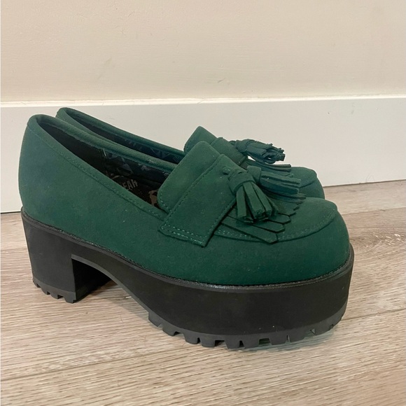 Dark green T.U.K footwear fringe loafers. Size 6 like NEW - Picture 7 of 8